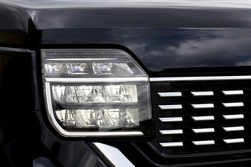 9灯式フルLEDヘッドライトの点灯パターン。写真では分かりにくいがポジション点灯時はコの字型部分が点灯している。ウインカーは流れるように点灯するシーケンシャルタイプ