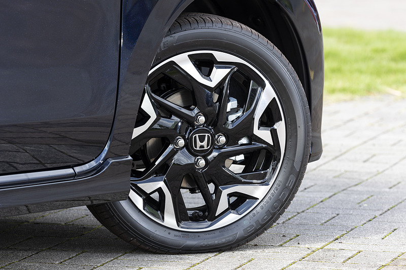 L・ターボ Honda SENSINGのみ15インチアルミホイールを標準装備。撮影車両の装着タイヤはブリヂストン「エコピア EP150」でサイズは165/55R15
