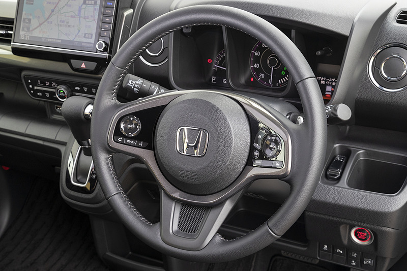 L・ターボ Honda SENSINGのみ本革巻ステアリングが標準装備となる