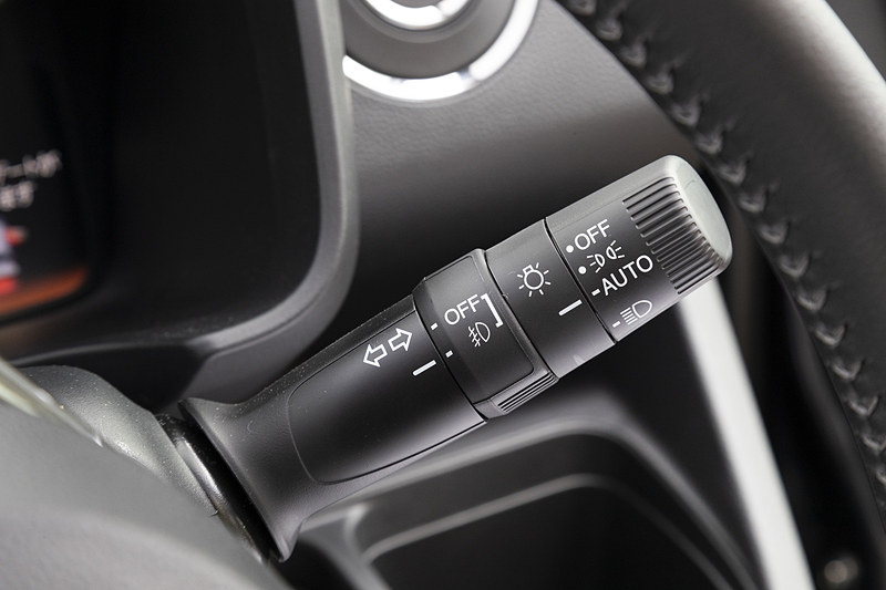 ウインカーレバー。ヘッドライトスイッチは「AUTO」がデフォルト位置。オートハイビームも標準装備