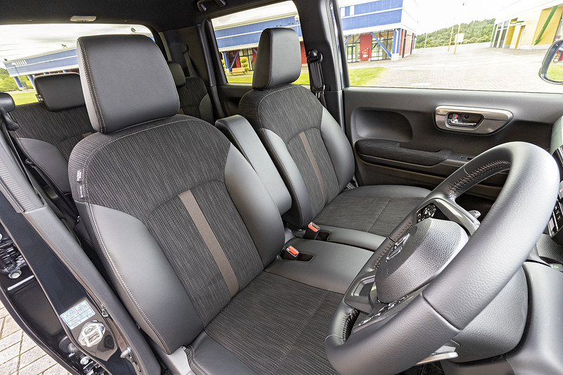 カスタム専用造形のフロントシートを採用。L・ターボ Honda SENSINGのシート表皮はプライムスムースとトリコットのコンビネーションで上質感をアップ