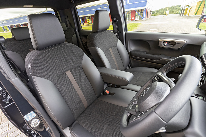 カスタム専用造形のフロントシートを採用。L・ターボ Honda SENSINGのシート表皮はプライムスムースとトリコットのコンビネーションで上質感をアップ