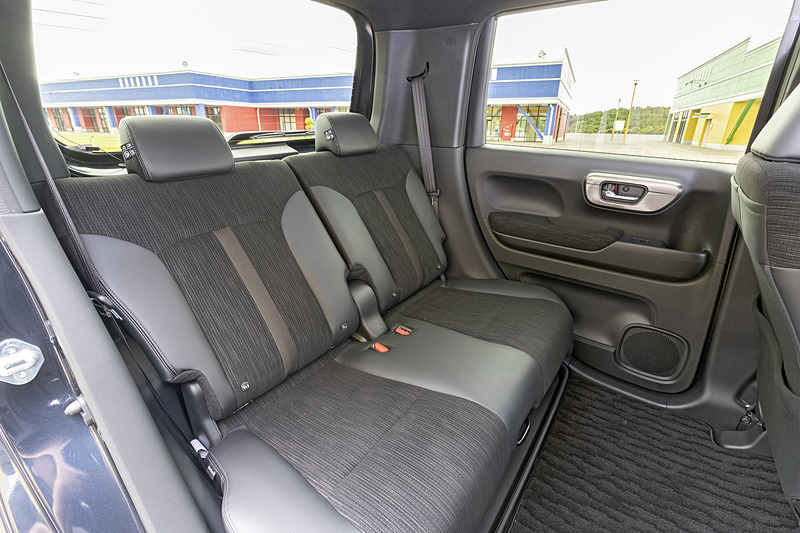 リアシートもフロント同様の造形を採用