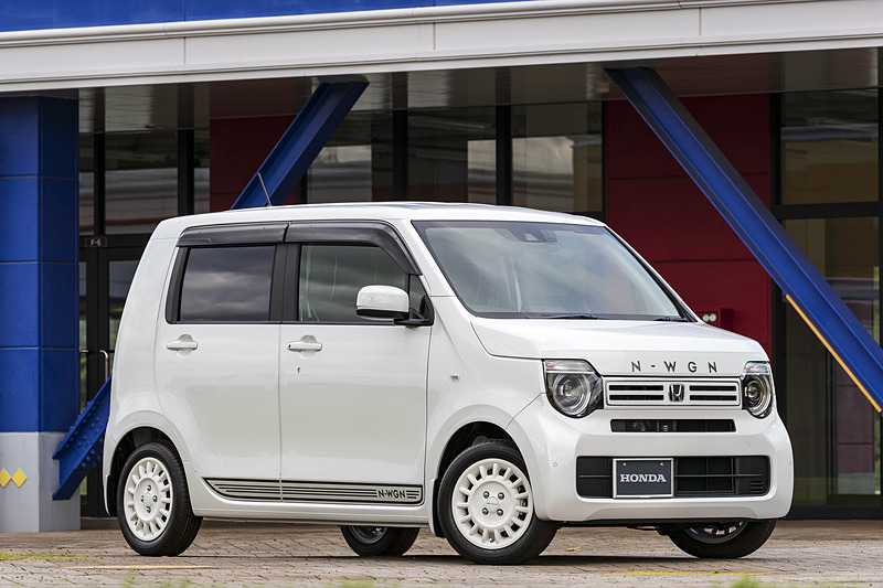 ホンダアクセスの純正アクセサリー装着車。撮影車両のボディカラーはプラチナホワイト・パールで、「シンプル リラックス」のコーディネートとなっている