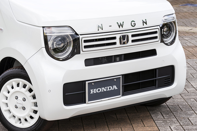 フロントグリルとフードエンブレム