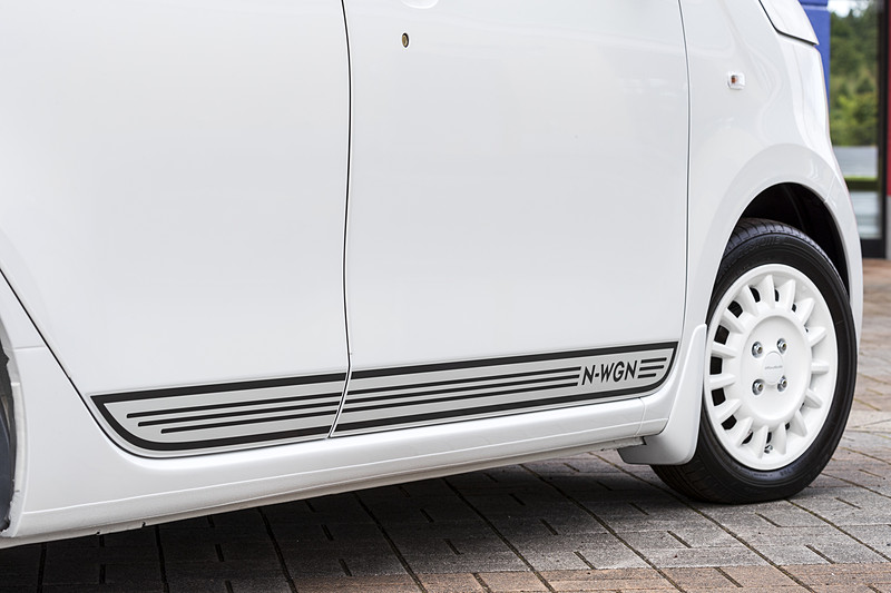 サイドデカール。ボディ同色で分かりにくいが、ドアエッジを保護するドアエッジモールも装着されている