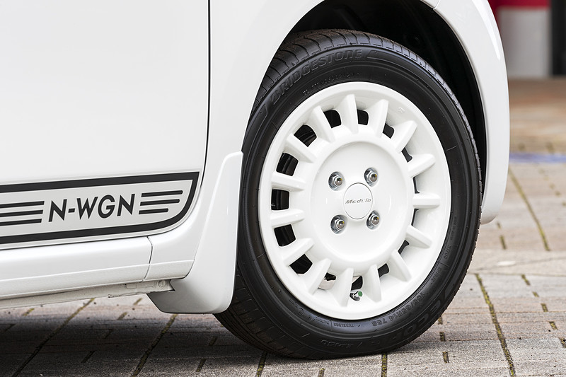 タフタホワイト塗装の14インチアルミホイール「MG-022」