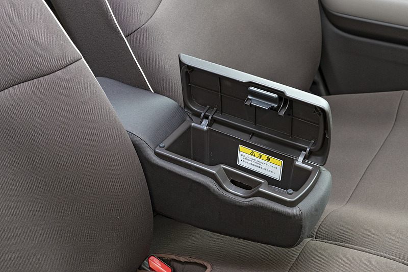 アームレストに小物入れを追加できるアームレストコンソール