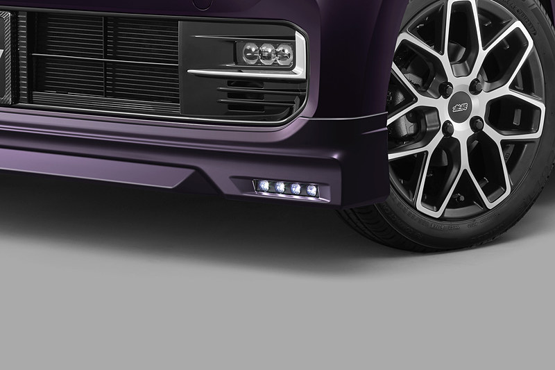 フロントアンダースポイラーにオプション設定する「エアロイルミネーション」（3万8500円。10月下旬発売予定のため、消費税10％課税価格）