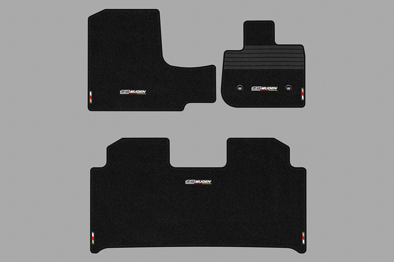 フロントとリア3枚セットの「スポーツマット」（2万5920円）は「ブラック」（左）と「ブラック×レッド」（右）の2色を設定