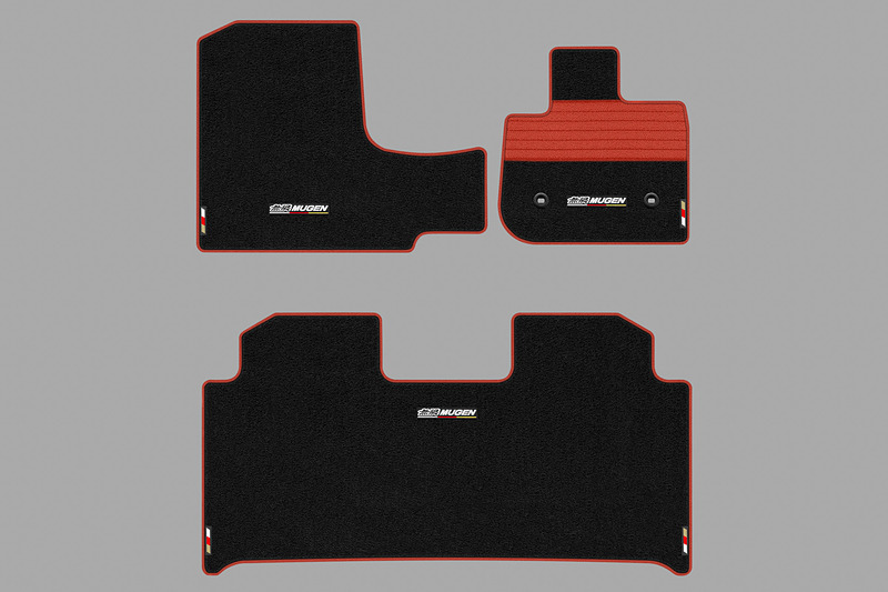 フロントとリア3枚セットの「スポーツマット」（2万5920円）は「ブラック」（左）と「ブラック×レッド」（右）の2色を設定