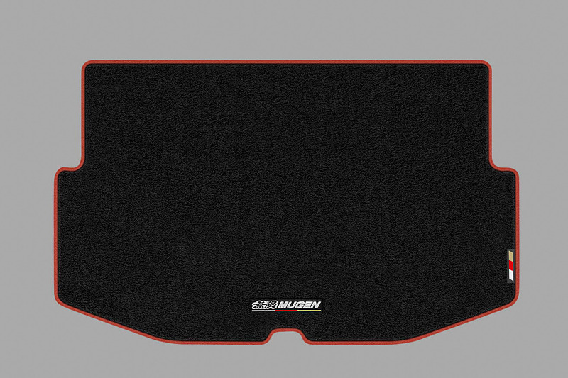 「スポーツラゲッジマット」（2万1600円）はスポーツマットとカラーコーディネートできる「ブラック」（左）と「ブラック×レッド」（右）の2色展開