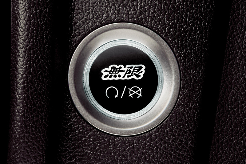 「エンジンスタート/ストップスイッチ」（1万9440円）。画像左がON、画像右はOFFの状態