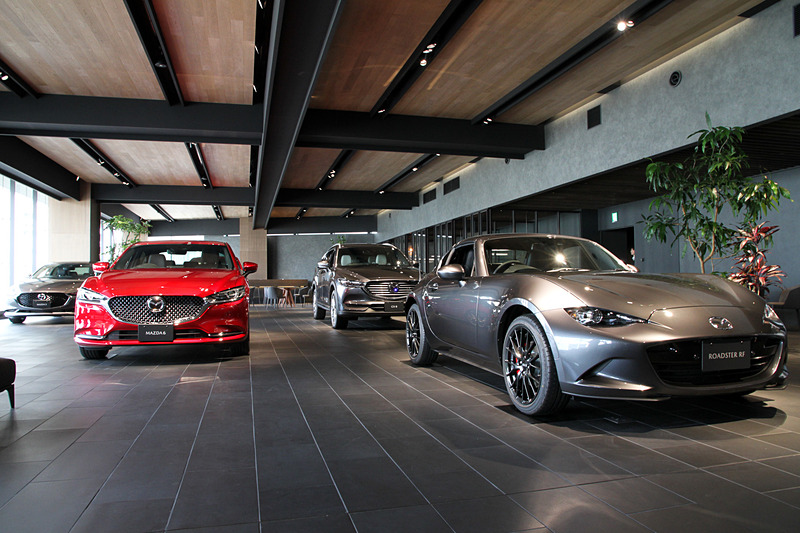 天井には梁などを設け奥行きを演出。リビングのような落ち着いた空間にした