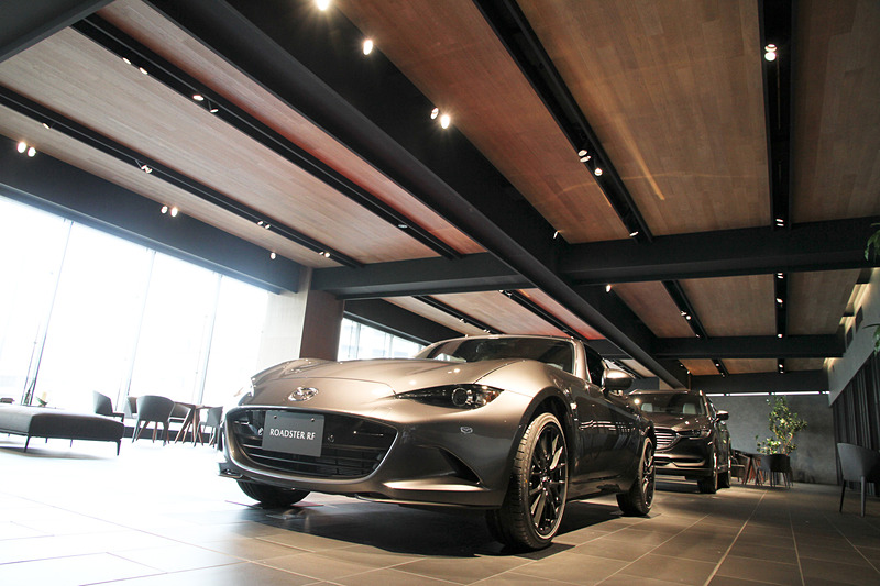 あくまで主役はクルマ、ということで空間全体は暗めでクルマにスポットライトが当たる空間を演出