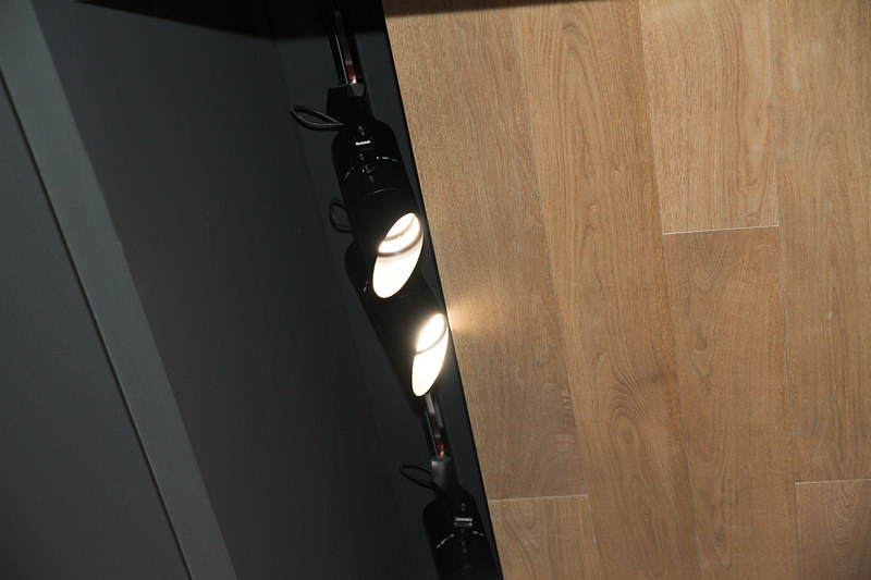 クルマを照らすのに最適な照明を選んだという。さらに斜めに切られたフードは、光が梁に当たらないため。あくまで照らすのはクルマだけというこだわりだ