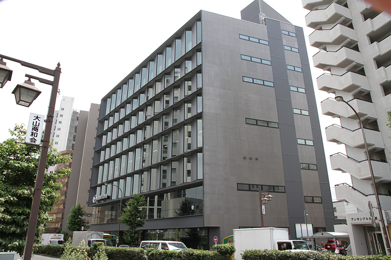 屏風状の外壁により見る角度によってガラス面がよく見えたり（左）と黒い壁ばかりが見えたり（右）する