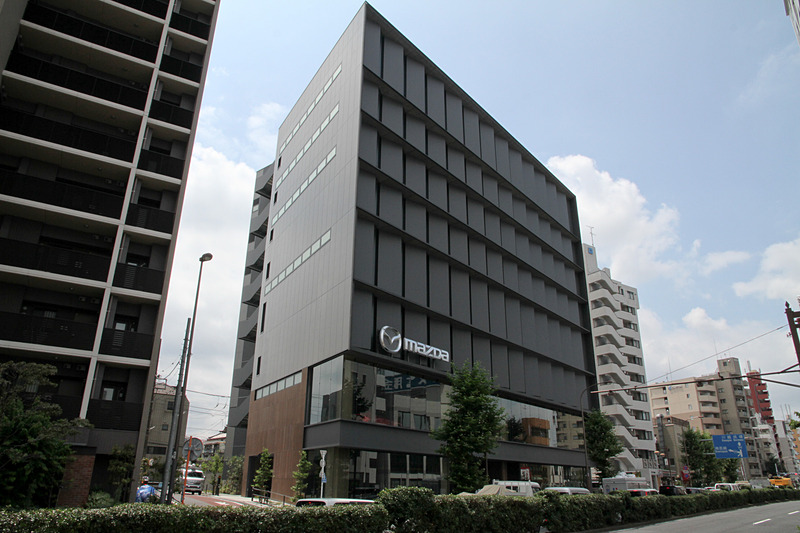 屏風状の外壁により見る角度によってガラス面がよく見えたり（左）と黒い壁ばかりが見えたり（右）する