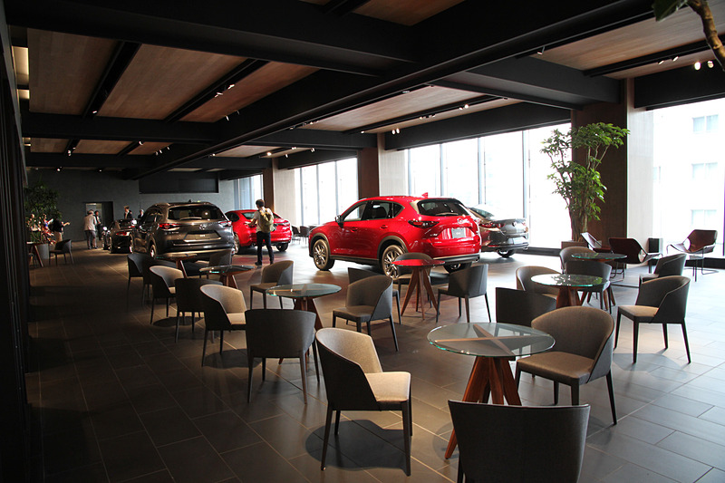 14卓のテーブルやカウンター席がある