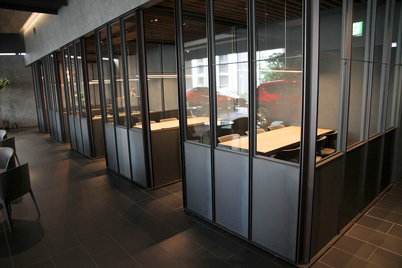 半個室になった商談スペースは4ブース