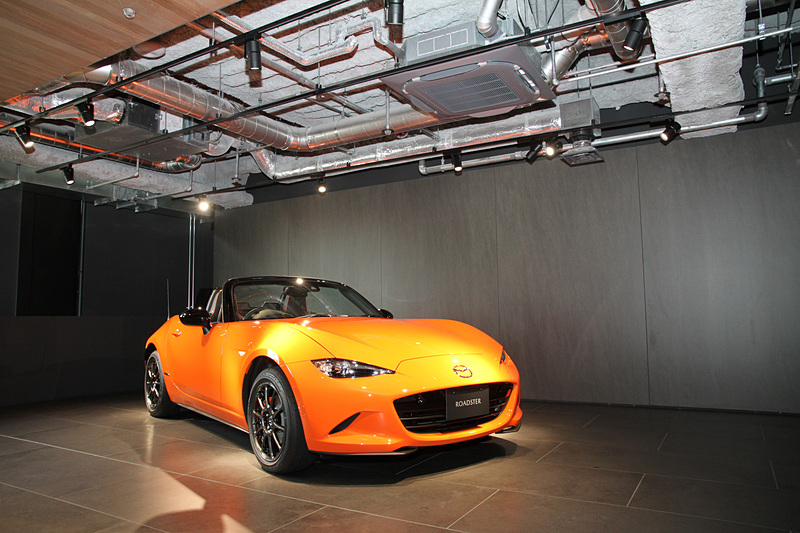 納車されるクルマが置かれるスペース。エアコンダクトなどがむき出してメカニカルな雰囲気