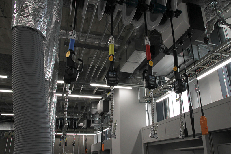 1階のタンクから送られてくるエンジンオイルノズル。ディーゼル用1つとガソリン用が2つ