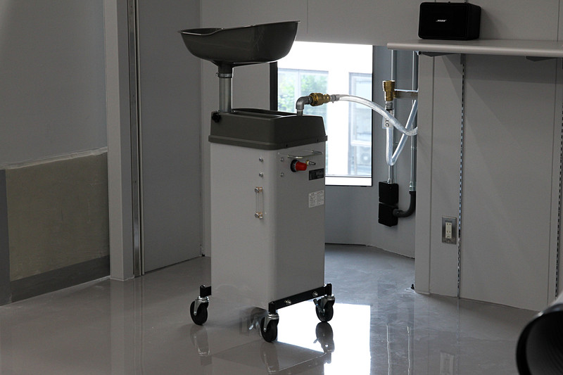 抜いたオイルも配管が繋がっていて1階の廃油タンクに送られる