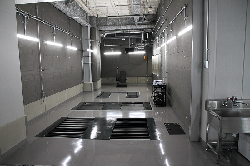 車検用の検査ライン。手前がローラーになっていて4WD車にも対応する