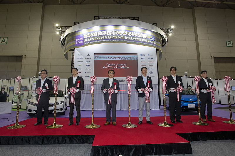 代表者によるテープカットが行なわれて、「人とくるまのテクノロジー展2019 名古屋」が開幕した