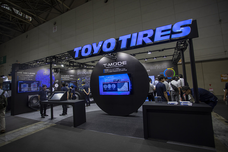TOYO TIREのブース。「CASE」に対応する基盤技術となる同社独自の設計基盤技術「T-MODE」や空気充填不要のエアレスタイヤ「noair（ノアイア）」などの技術を展示