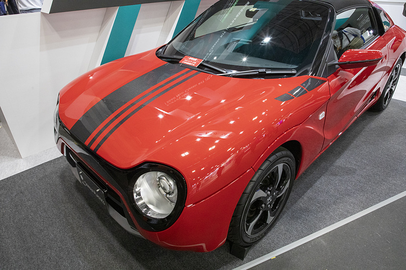 ドア以外の外板を積水化成品工業製のガラス樹脂（FRP）に交換するS660 Neo Classic KIT。展示車には参考出品のCFRP製のフロントフードが装着されていた。黒っぽい部分はクリア塗装のみでカーボン地を見せている