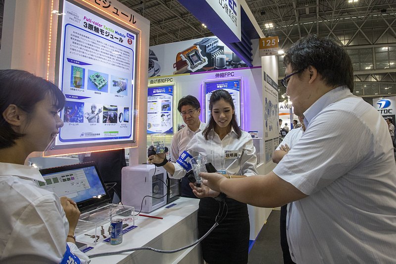 会場では「3原触モジュール」が体験できる。取材班も試させていただいたが、スタッフが装着したグローブが受けた触感や振動、温度がよく分かるものだった。例えば建築など伝統的なもの作りの技術伝授など、名人技の感覚をデータ化して後世に伝えるなど文化的な使用法もあるだろう