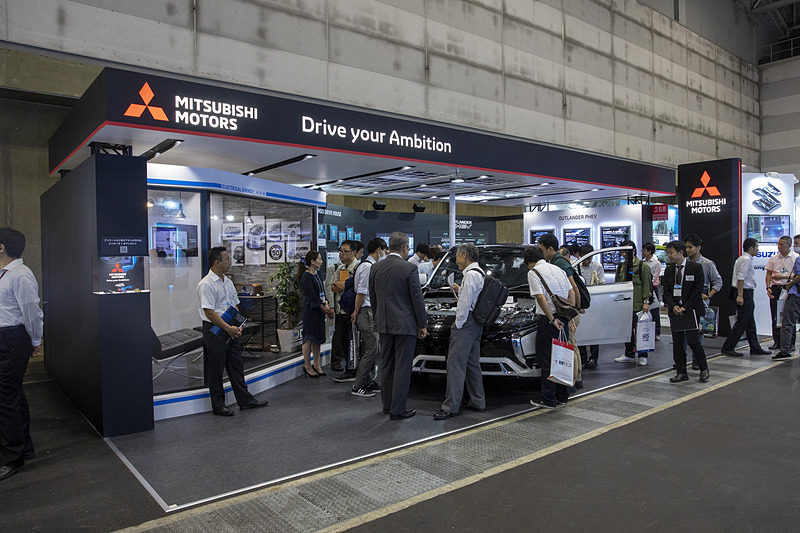 三菱自動車ブース。PHEV（プラグインハイブリッド）の電気利用をアピールするブース構成