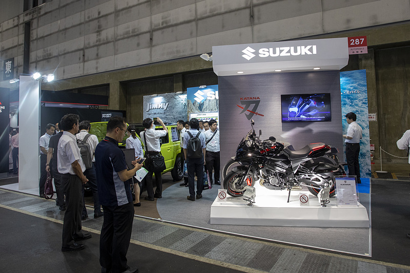 スズキは「ジムニー」と新型オートバイ「KATANA」を展示