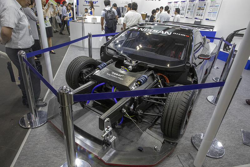 東レブースには日産「リーフ NISMO RC」が展示されていた。このクルマのモノコック、サブフレーム、ルーフ、CFPR製ロールケージなどが東レ製