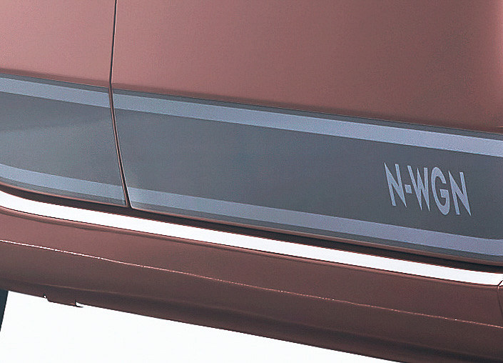 カジュアル リラックスの「デカール」はフロント・リアドア用に加え、ボンネット、テールゲート用の7枚セットで3万7800円