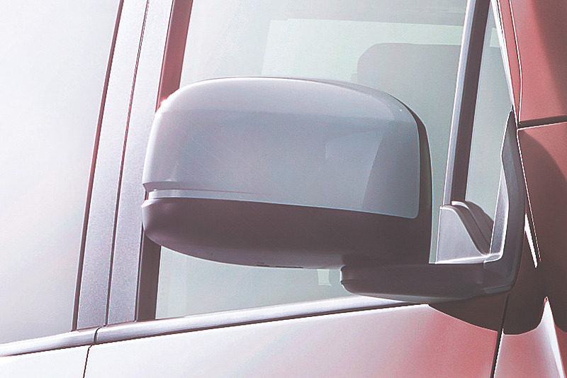 カジュアル リラックスではホワイト塗装の「ドアミラーカバー」（左右セットで8640円）も用意される