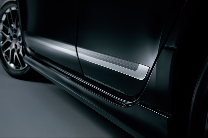 前後ドアやリアハッチなどに設置する5枚セットの「3Dデカール」（2万3760円）。金属調だがメッキ調のハイボスカル樹脂を使っている