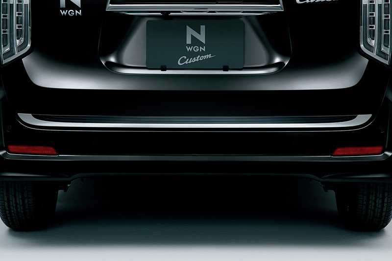 前後ドアやリアハッチなどに設置する5枚セットの「3Dデカール」（2万3760円）。金属調だがメッキ調のハイボスカル樹脂を使っている