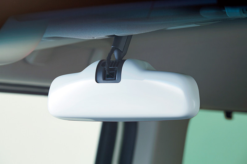 主にN-WGN向けとなるホワイト塗装の「ドアハンドルカバー」（1万6740円/4枚セット）と「ルームミラーカバー」（4320円）