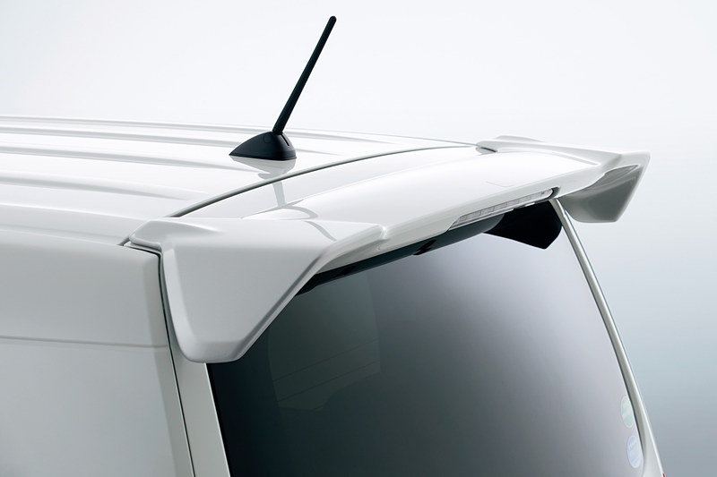 N-WGN向けの「テールゲートスポイラー」（2万7000円）