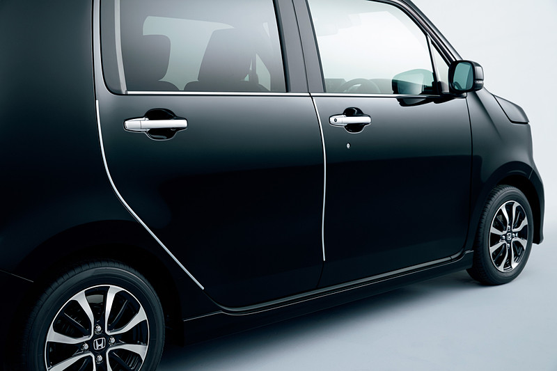 ホワイト、シルバー、ブラックの3色を用意する「ドアエッジモール」（1万584円/4本セット）