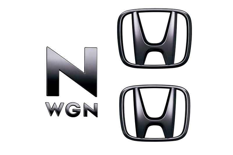 「ブラックエンブレム」はN-WGN用（左。1万800円）とN-WGN カスタム用（右。1万2960円）をそれぞれ用意。また、「ゴールドエンブレム」もラインアップされている