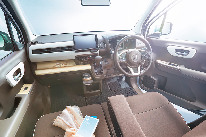 純正アクセサリーを装着したN-WGNのインテリアイメージ
