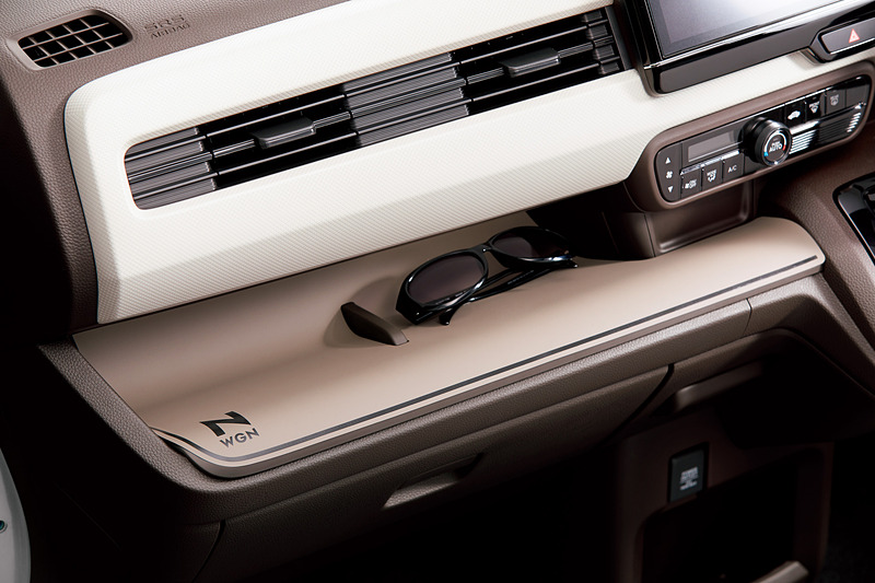 助手席トレイの全体をカバーして置いた手荷物などが滑りにくいようにする「インパネトレイマット」（7560円）