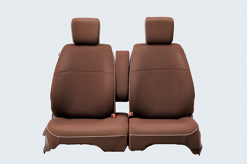 フルタイプの「シートカバー」は、ブラウン（左）とブラック（中央）のファブリック製（各2万4840円/フロント・リアセット）、ブラック（右）の合皮製（4万9680円/フロント・リアセット）の3種類