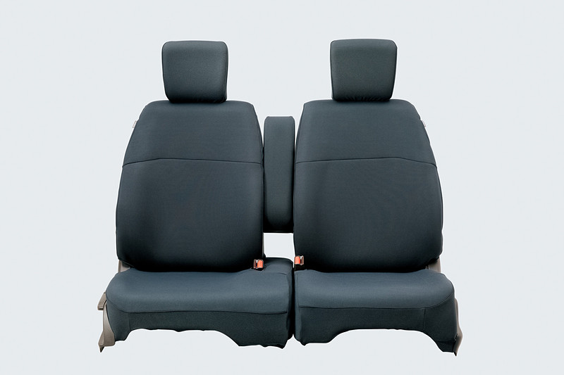 フルタイプの「シートカバー」は、ブラウン（左）とブラック（中央）のファブリック製（各2万4840円/フロント・リアセット）、ブラック（右）の合皮製（4万9680円/フロント・リアセット）の3種類