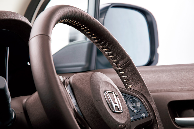 本革製の「ステアリングホイールカバー」（9720円）はブラウン×アイボリーステッチ（左）、ブラック×ブラックステッチ（右）の2種類