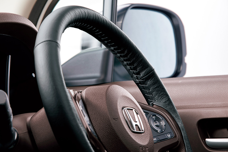 本革製の「ステアリングホイールカバー」（9720円）はブラウン×アイボリーステッチ（左）、ブラック×ブラックステッチ（右）の2種類