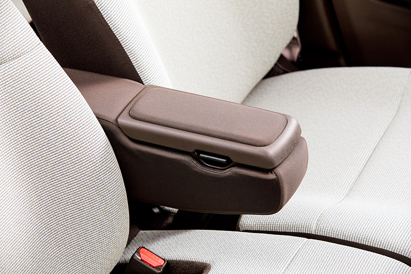 リッド付きで小物を収納できる「アームレストコンソール」（1万4580円）
